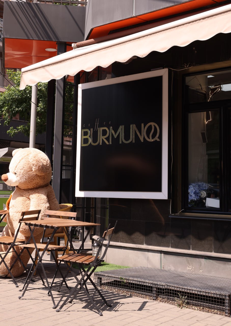 Coffee Burmunq storefront with outdoor tables
